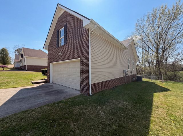 1840 Twin Rivers Rd, Clarksville, TN 37040