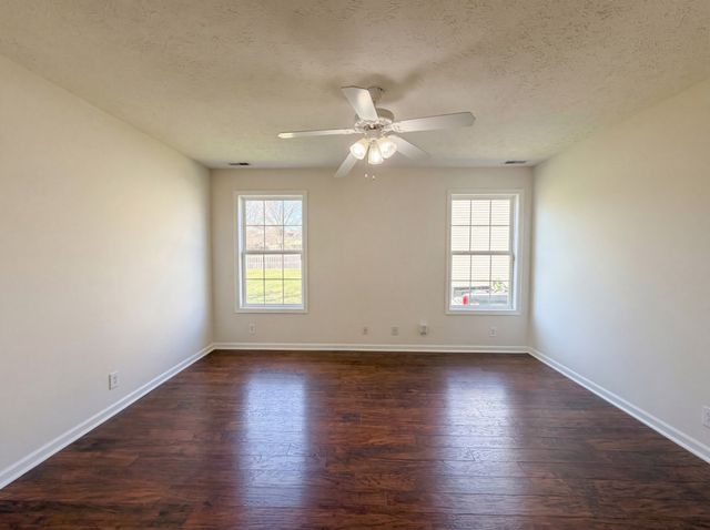 1840 Twin Rivers Rd, Clarksville, TN 37040