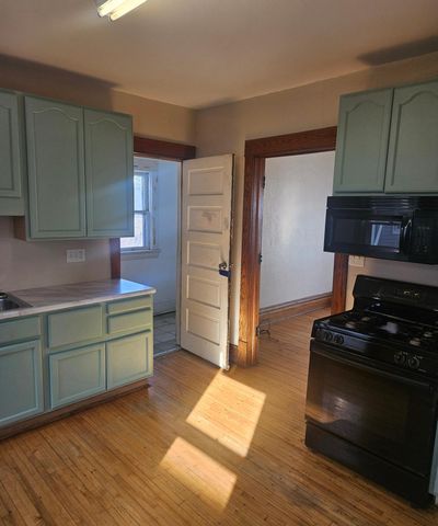 911 Jenks Avenue E, Saint Paul, MN 55106