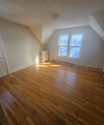 911 Jenks Avenue E, Saint Paul, MN 55106