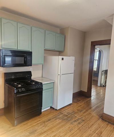 911 Jenks Avenue E, Saint Paul, MN 55106