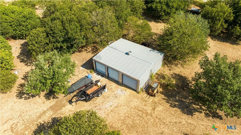 Image 5 of property listing at 7420 E Poison Oak Road, Temple, TX 76502