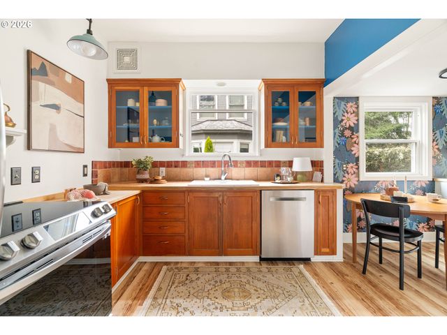 124 Ne 18TH Ave, Portland, OR 97232