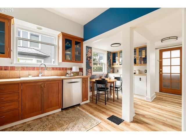 124 Ne 18TH Ave, Portland, OR 97232