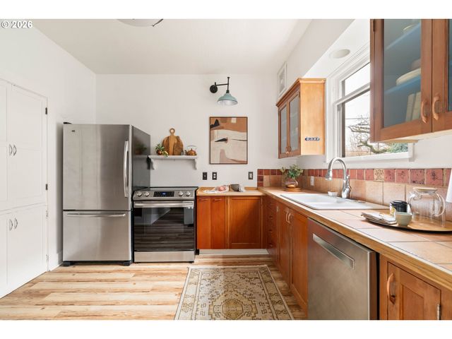 124 Ne 18TH Ave, Portland, OR 97232