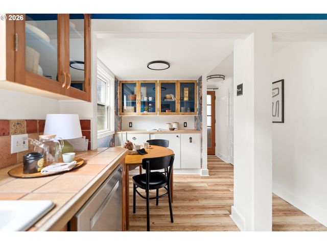 124 Ne 18TH Ave, Portland, OR 97232