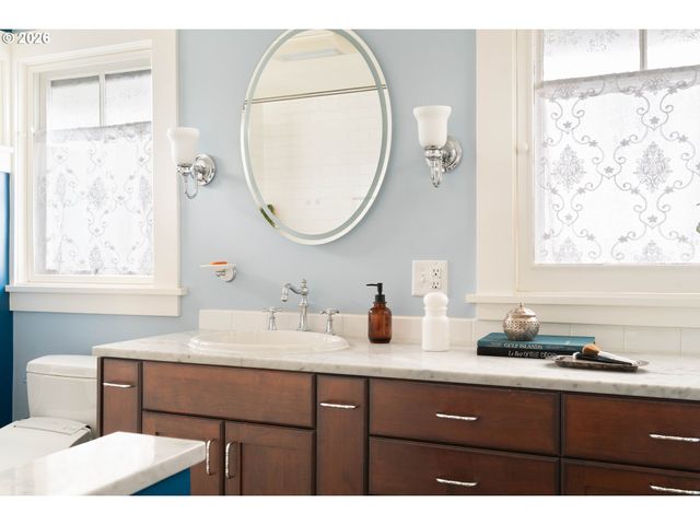 124 Ne 18TH Ave, Portland, OR 97232