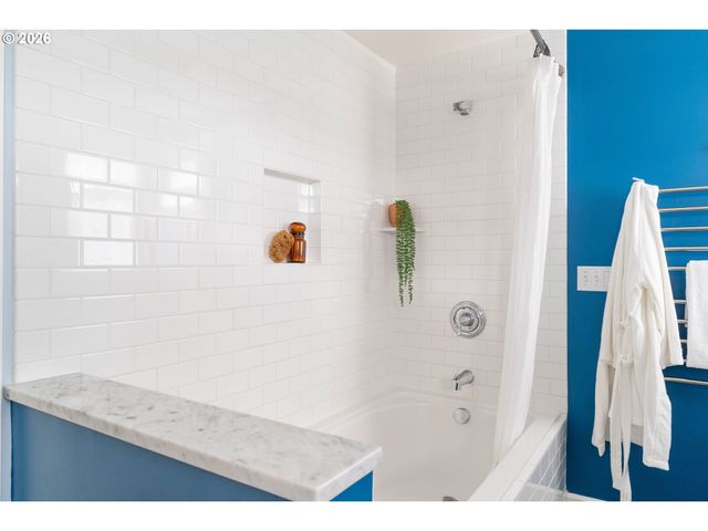 124 Ne 18TH Ave, Portland, OR 97232