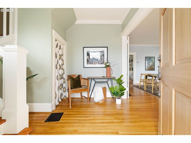 124 Ne 18TH Ave, Portland, OR 97232