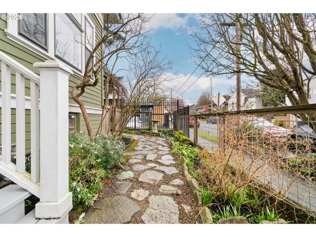 124 Ne 18TH Ave, Portland, OR 97232