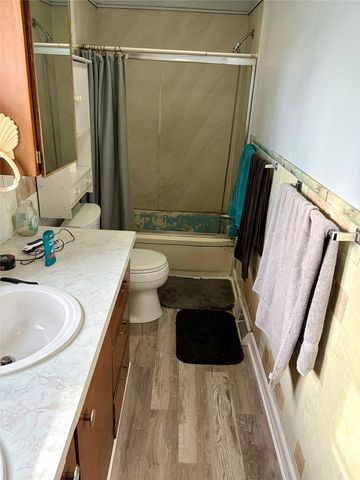 2210 S Union Street, Des Moines, IA 50315