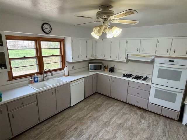 2210 S Union Street, Des Moines, IA 50315