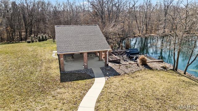 3051 Bella Vista Ct, Highland, IL 62249