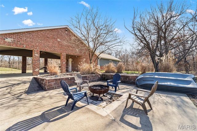 3051 Bella Vista Ct, Highland, IL 62249