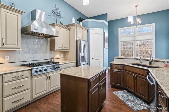 3051 Bella Vista Ct, Highland, IL 62249