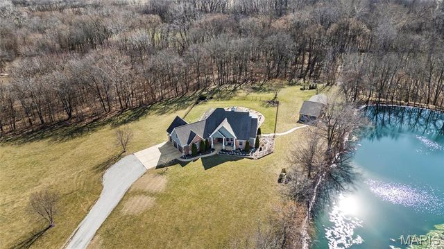 3051 Bella Vista Ct, Highland, IL 62249