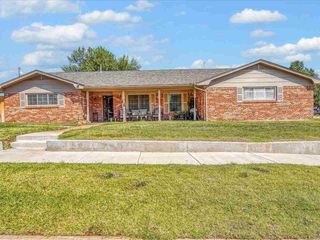 4701 NW Meadowbrook Dr, Lawton, OK 73505