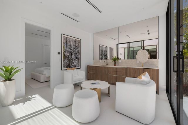 1099 NE 4th Avenue, Boca Raton, FL 33432