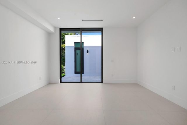 1099 NE 4th Avenue, Boca Raton, FL 33432