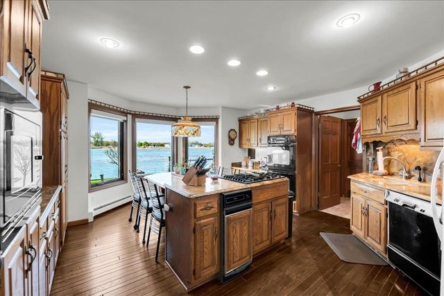 523 Lathrop Avenue, Algonac, MI 48001
