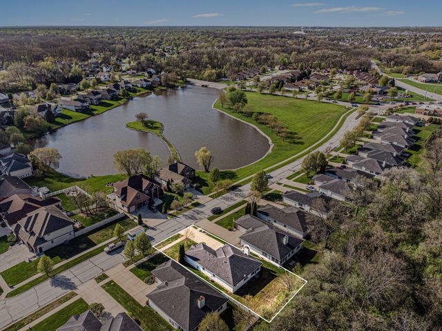 1040 Stillwater Parkway, Crown Point, IN 46307