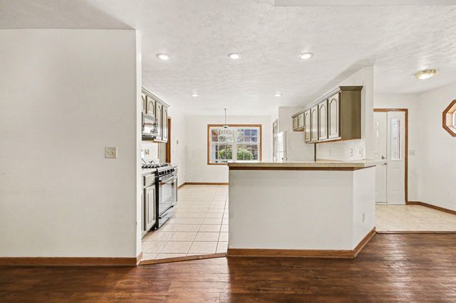1040 Stillwater Parkway, Crown Point, IN 46307
