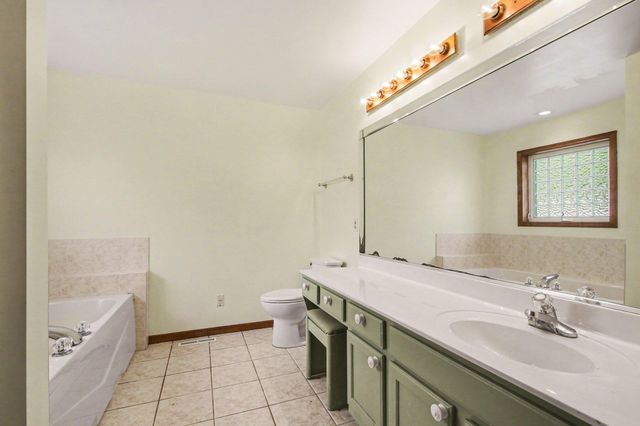 1040 Stillwater Parkway, Crown Point, IN 46307