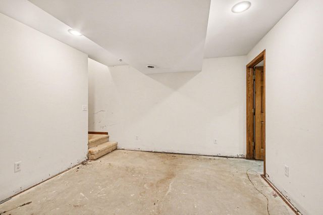 1040 Stillwater Parkway, Crown Point, IN 46307