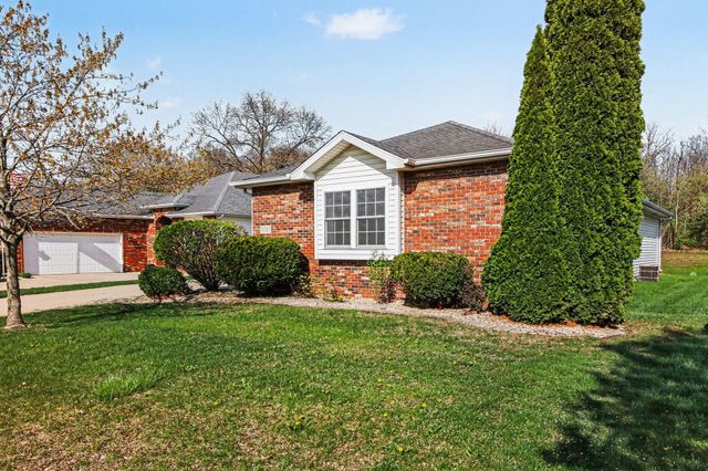 1040 Stillwater Parkway, Crown Point, IN 46307