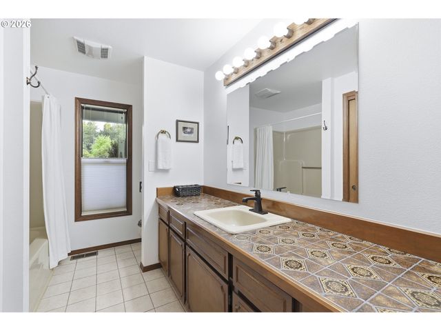 19567 S HENRICI Rd, Oregon City, OR 97045