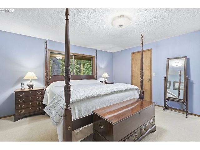19567 S HENRICI Rd, Oregon City, OR 97045