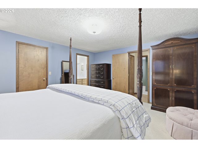 19567 S HENRICI Rd, Oregon City, OR 97045