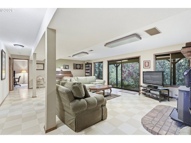 19567 S HENRICI Rd, Oregon City, OR 97045