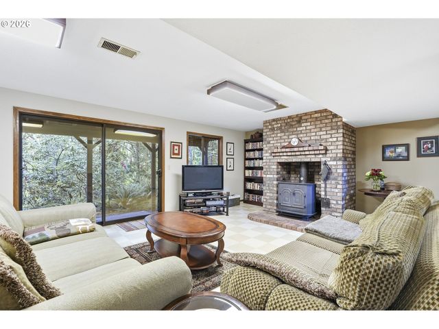 19567 S HENRICI Rd, Oregon City, OR 97045