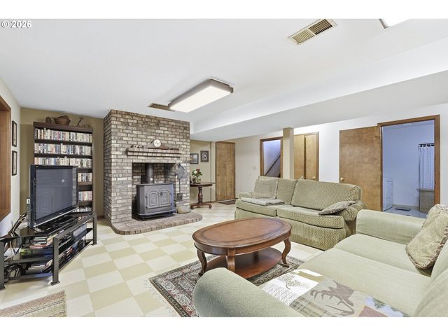 19567 S HENRICI Rd, Oregon City, OR 97045