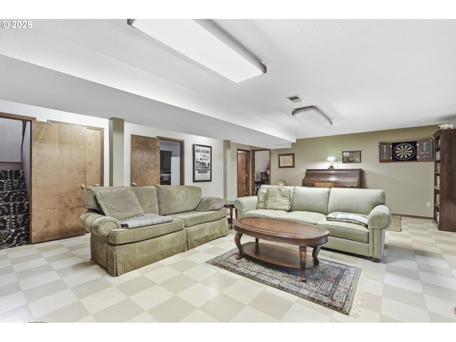 19567 S HENRICI Rd, Oregon City, OR 97045
