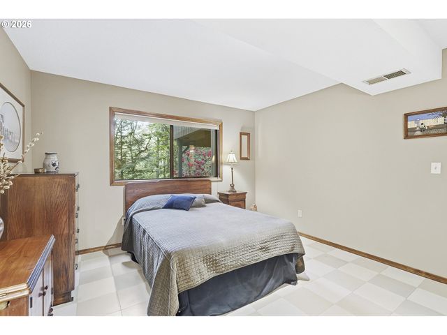 19567 S HENRICI Rd, Oregon City, OR 97045