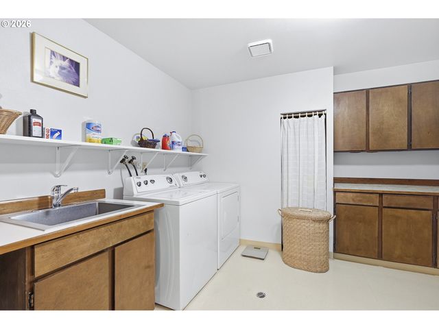 19567 S HENRICI Rd, Oregon City, OR 97045