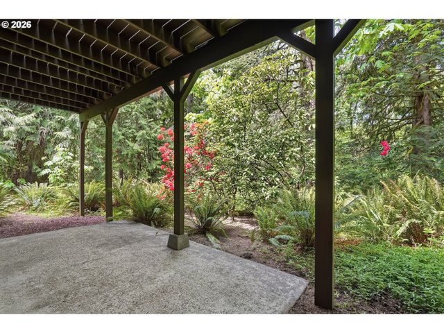 19567 S HENRICI Rd, Oregon City, OR 97045