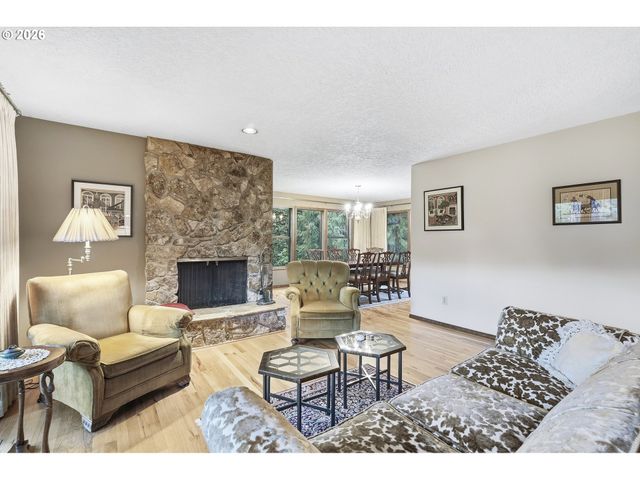 19567 S HENRICI Rd, Oregon City, OR 97045