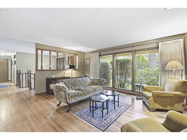 19567 S HENRICI Rd, Oregon City, OR 97045