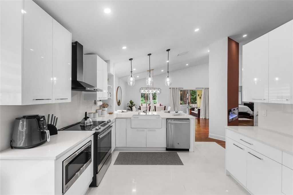 Image 13 of property listing at 9720 FREDERICKSBURG ROAD, Tampa, FL 33635