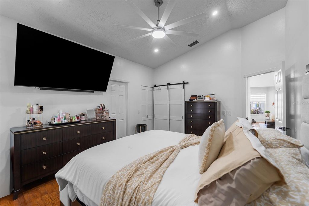 Image 19 of property listing at 9720 FREDERICKSBURG ROAD, Tampa, FL 33635