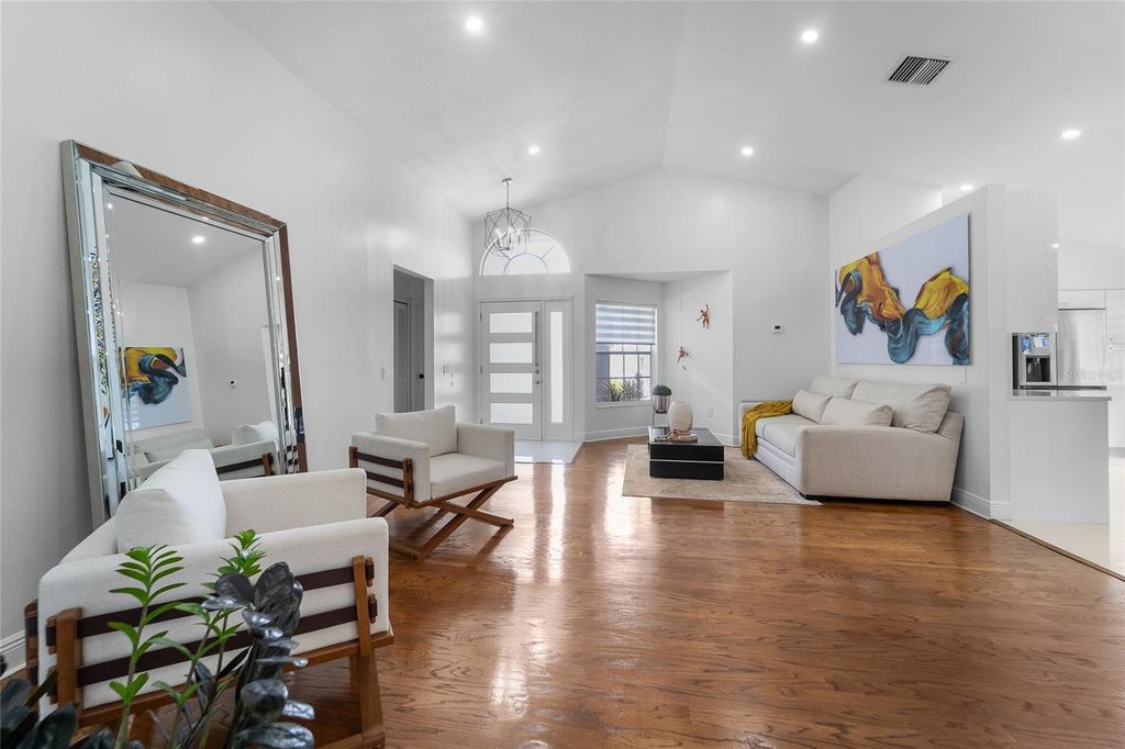 Image 7 of property listing at 9720 FREDERICKSBURG ROAD, Tampa, FL 33635