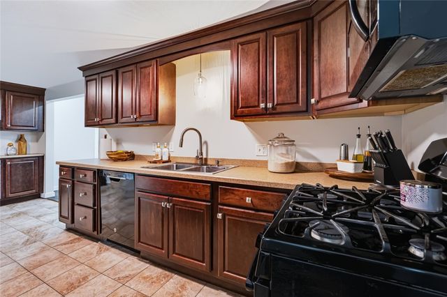 27 Kalmer Road, Warwick, RI 02886