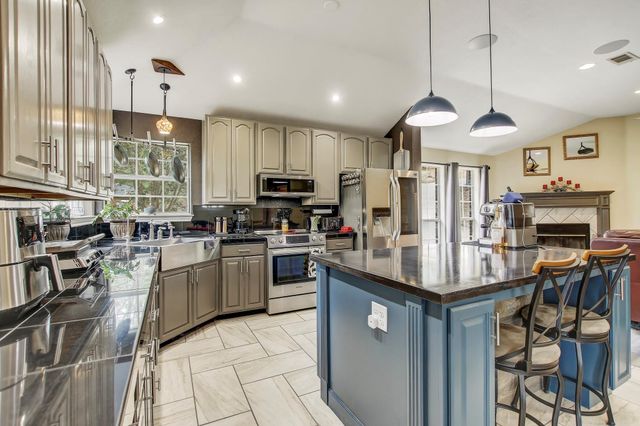 211 Ulupau CIR, Bastrop, TX 78602