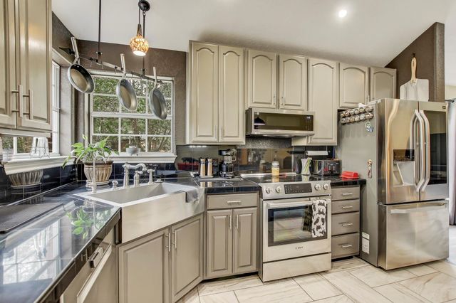211 Ulupau CIR, Bastrop, TX 78602