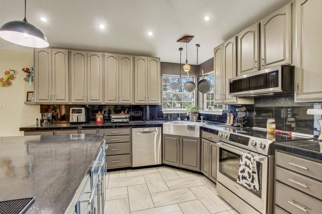 211 Ulupau CIR, Bastrop, TX 78602