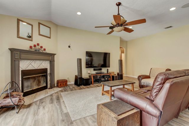 211 Ulupau CIR, Bastrop, TX 78602