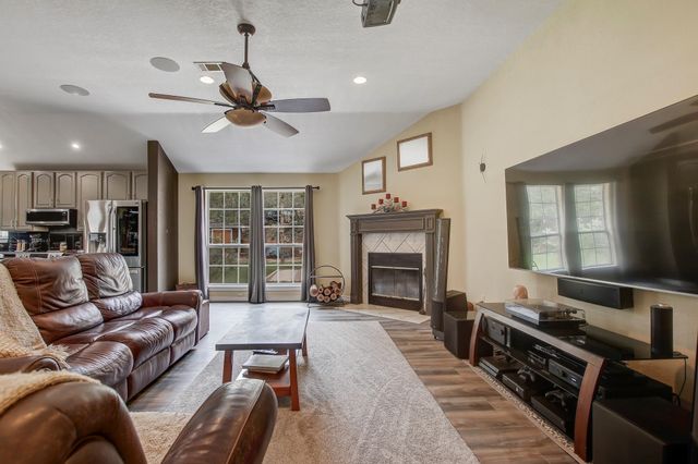 211 Ulupau CIR, Bastrop, TX 78602